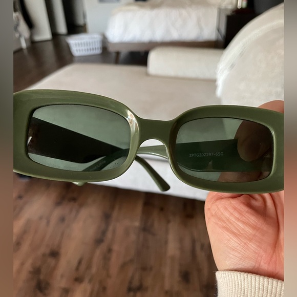Rectangular green sunglasses - Picture 2 of 3